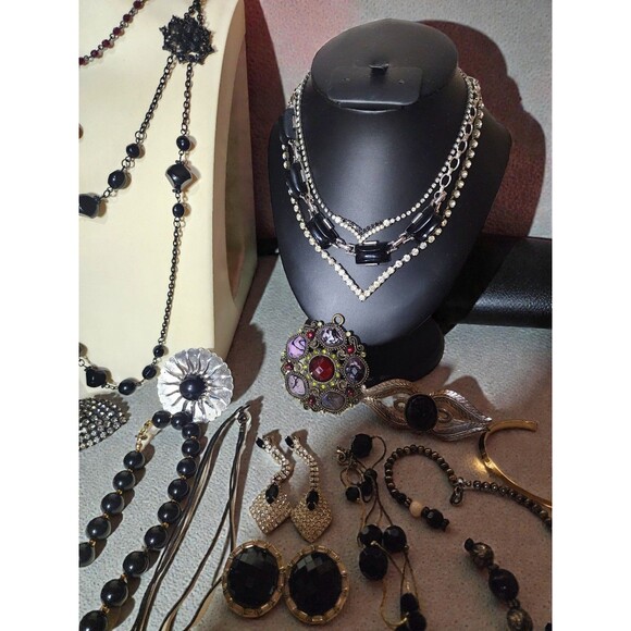 30 Pc Vintage Black Jewelry Lot Sarah Coventry Pin Goth Glam Necklace Reseller - Picture 5 of 9